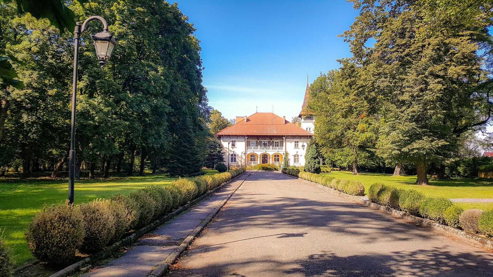 Zespół pałacowo-parkowy, Łęg Tarnowski
