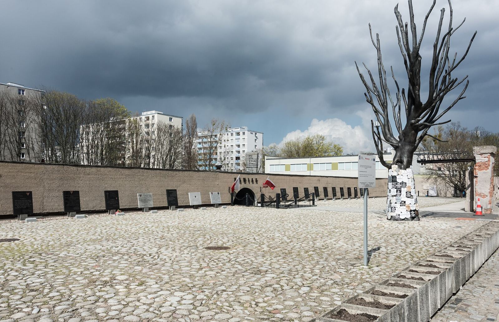 Bruk na dziedzińcu, Warszawa