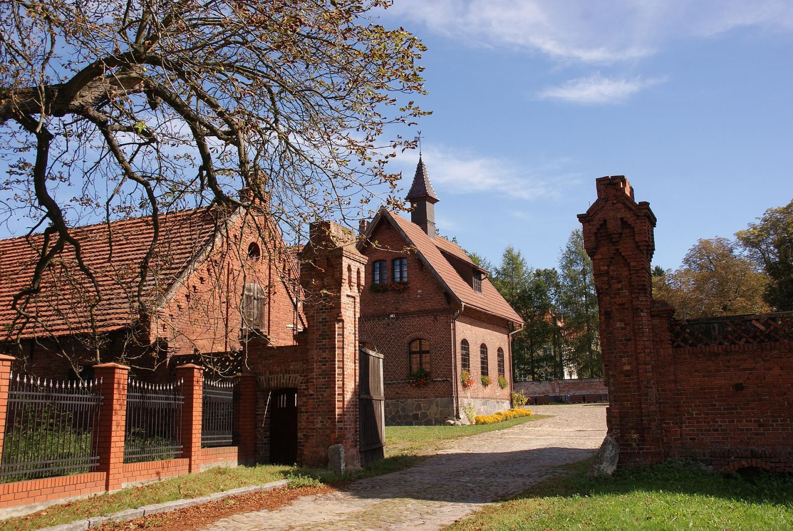 Ogrodzenie z bramami, Wąsowo