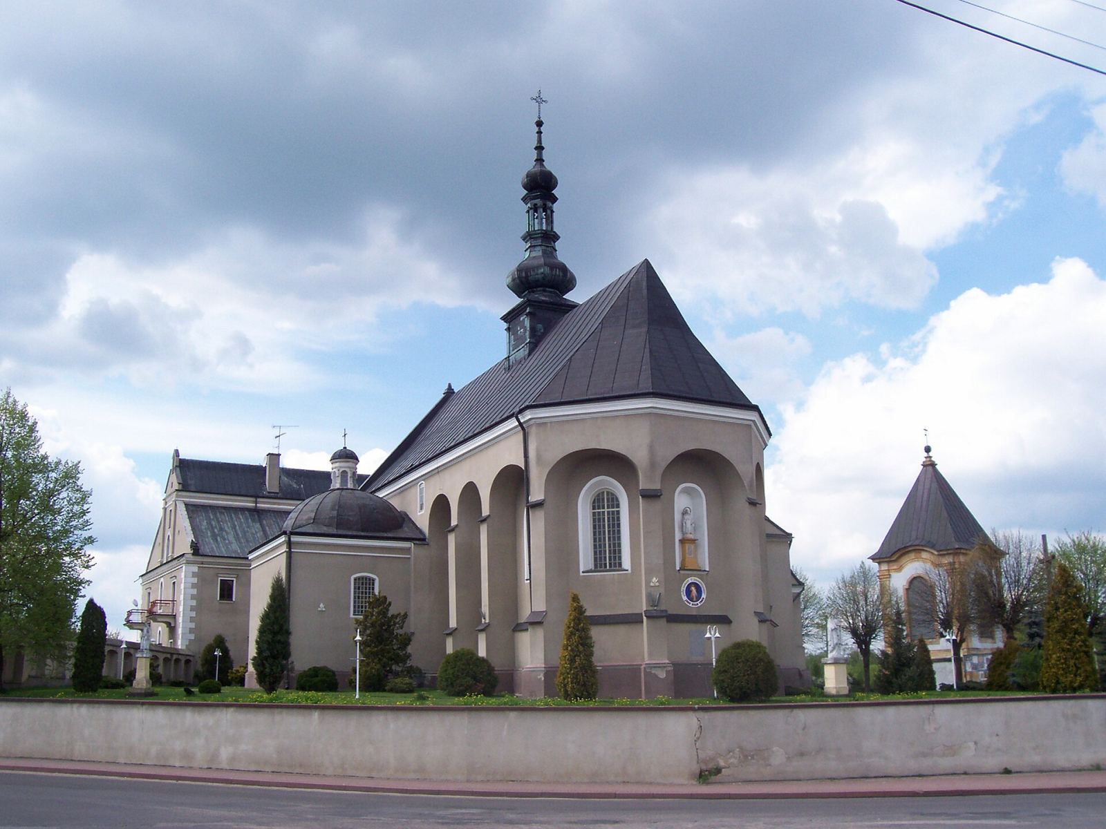 Kościół, ob. parafialny pw. św. Stanisława, Wielgomłyny