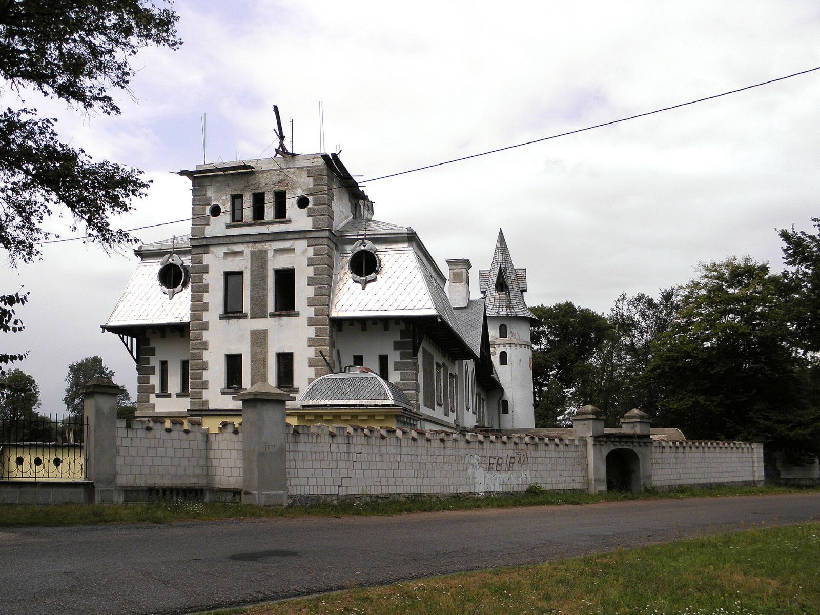Zespół pałacowo-parkowy, Trzebień