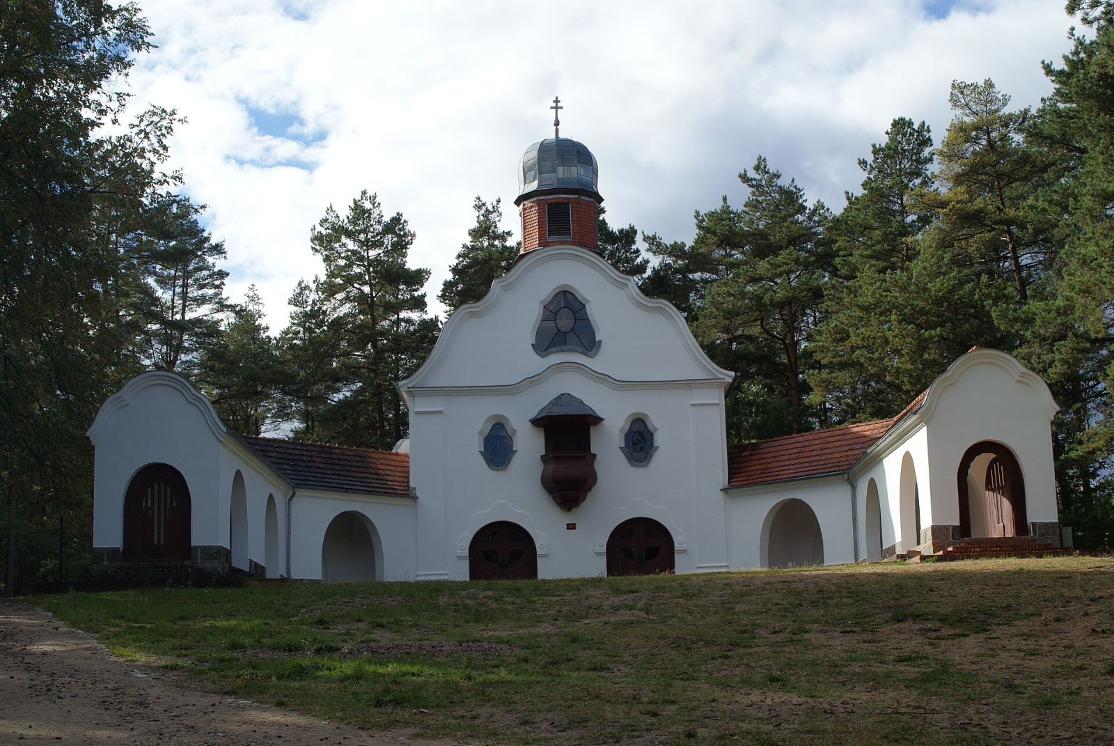 Kaplica Ukrzyżowania, stacja XII Drogi Krzyżowej, Wiele