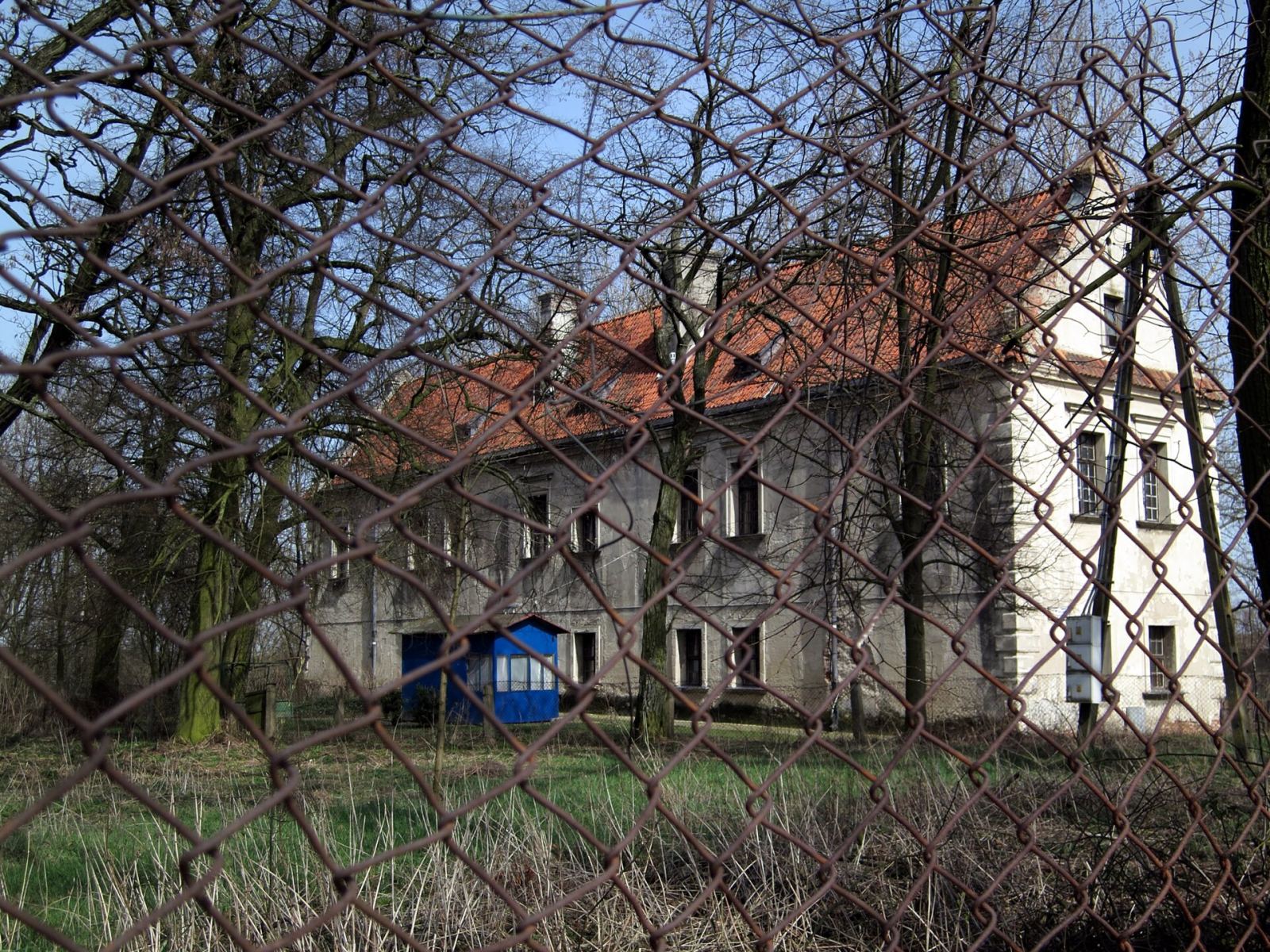 D. dwór obronny, Chorzenice
