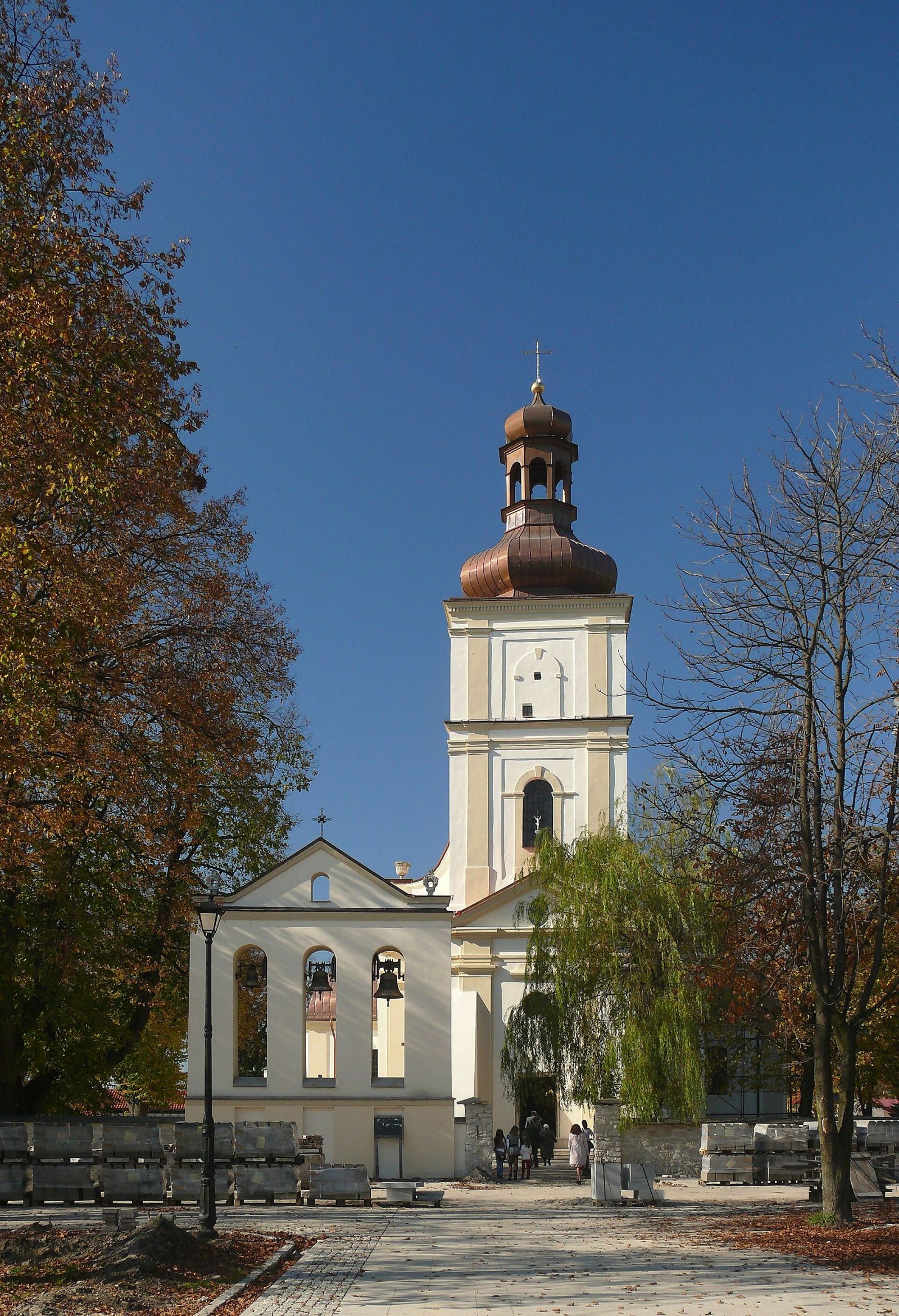 Zespół kościoła parafialnego pw. Narodzenia NMP, Narol