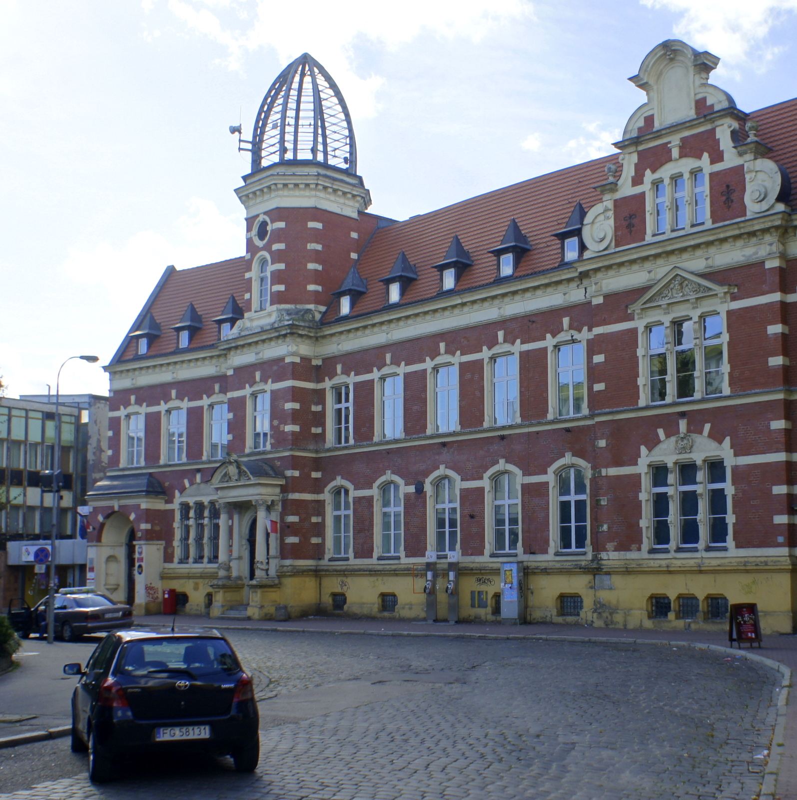 Budynek główny ze skrzydłami, Gorzów Wielkopolski