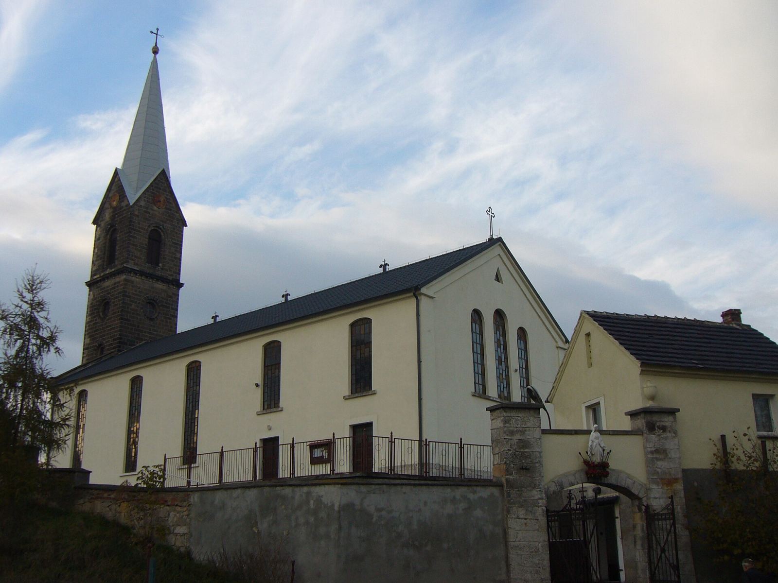 Kościół pw. Świętej Trójcy, Krzyżowa