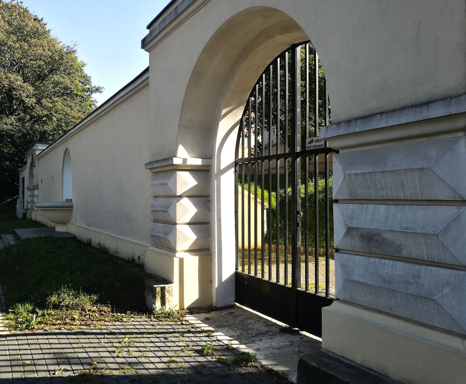 Ogrodzenie z dwiema bramami oraz zdrojem publicznym, Lublin