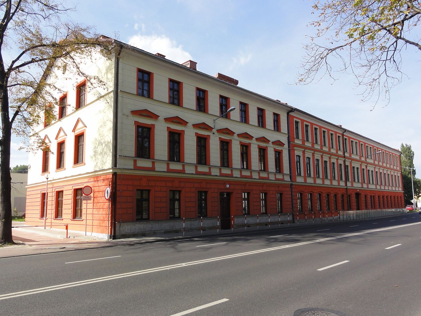 Dom, ob. szkoła, Bielsko-Biała