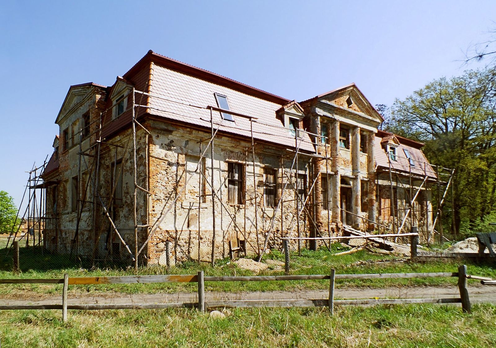 Pałac, Karmin