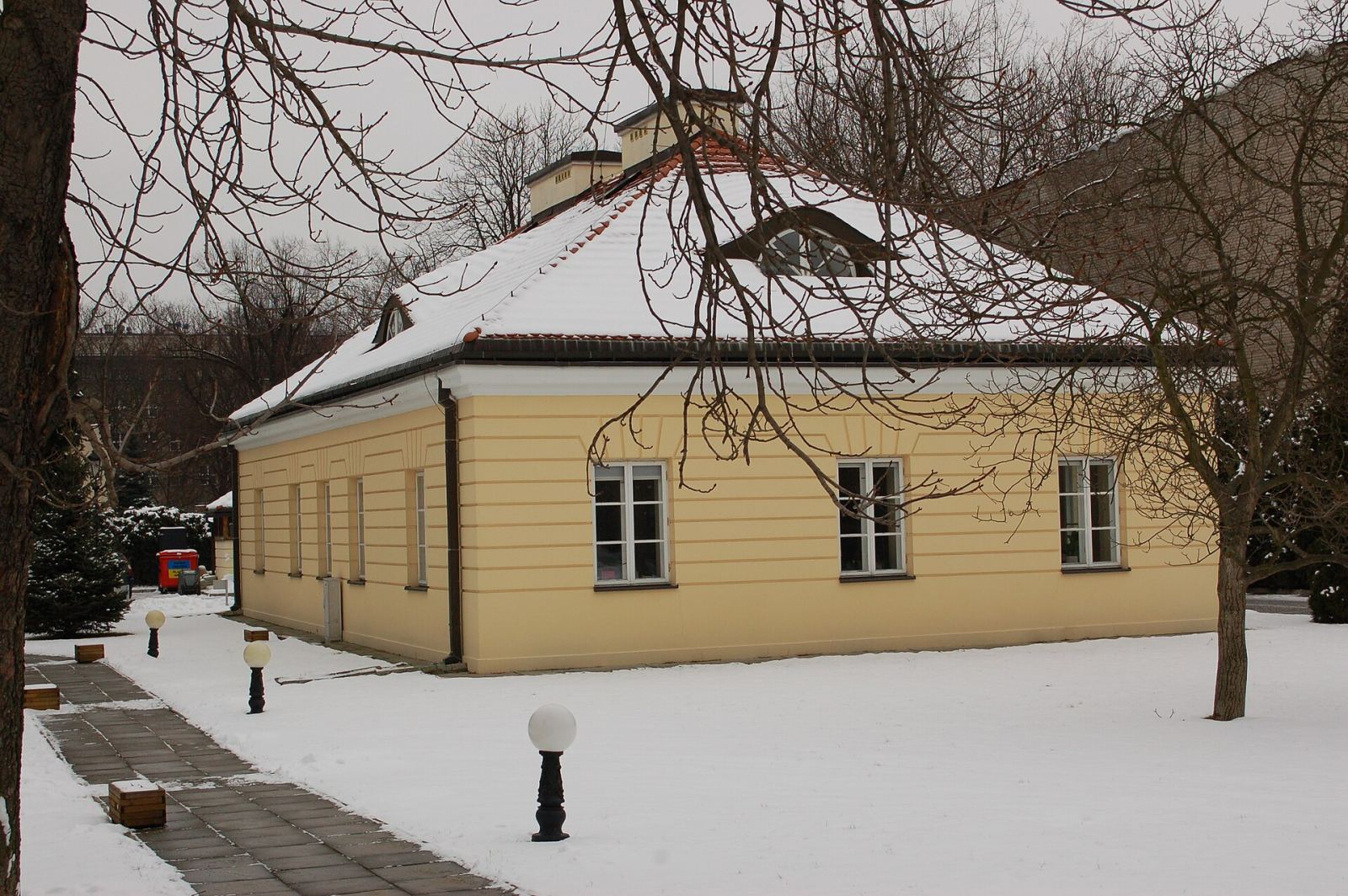 Pawilon pólnocny, Warszawa