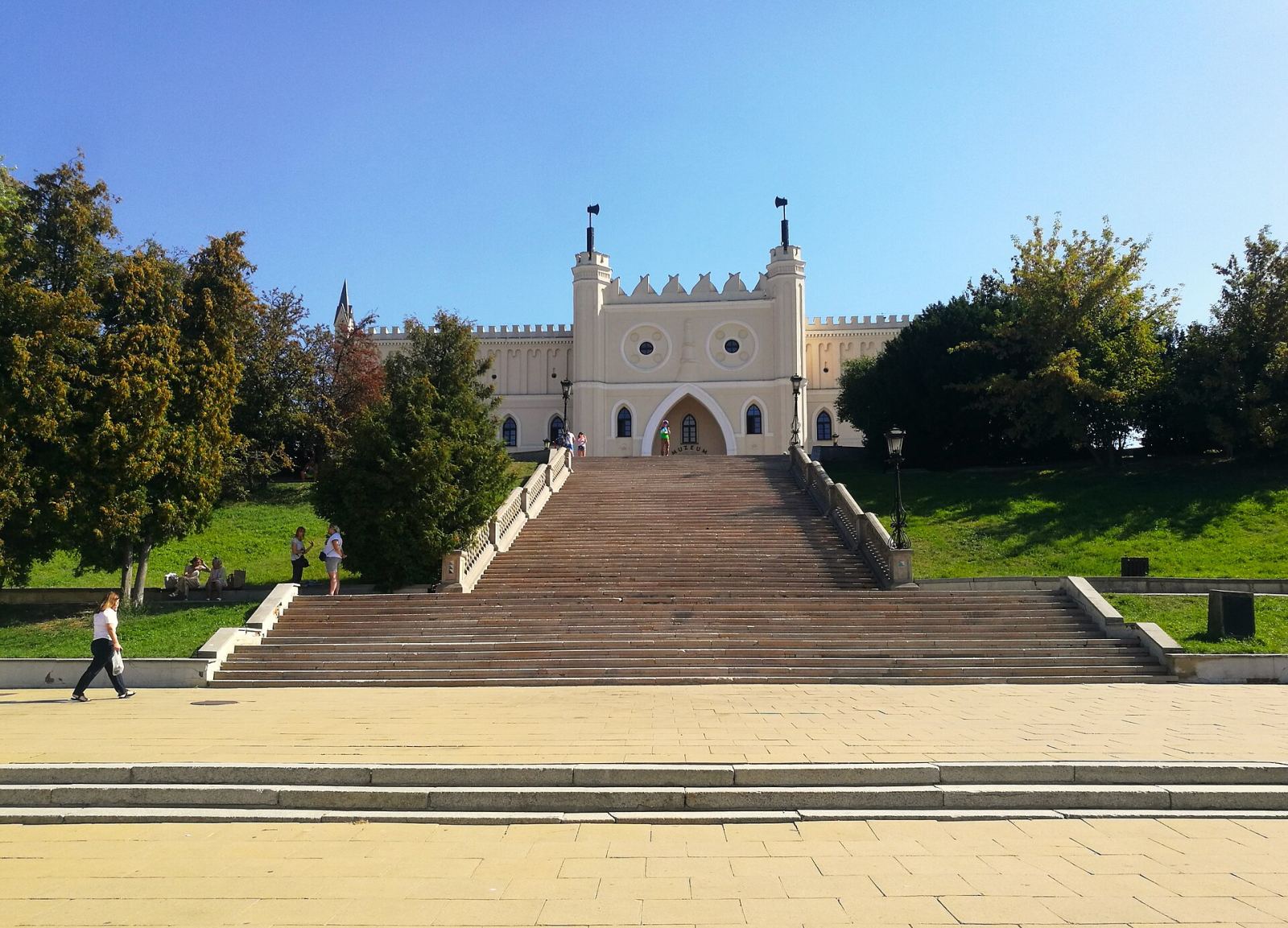 Wzgórze zamkowe z zielenią, drzewostanem, ulicami, alejkami i schodami, Lublin
