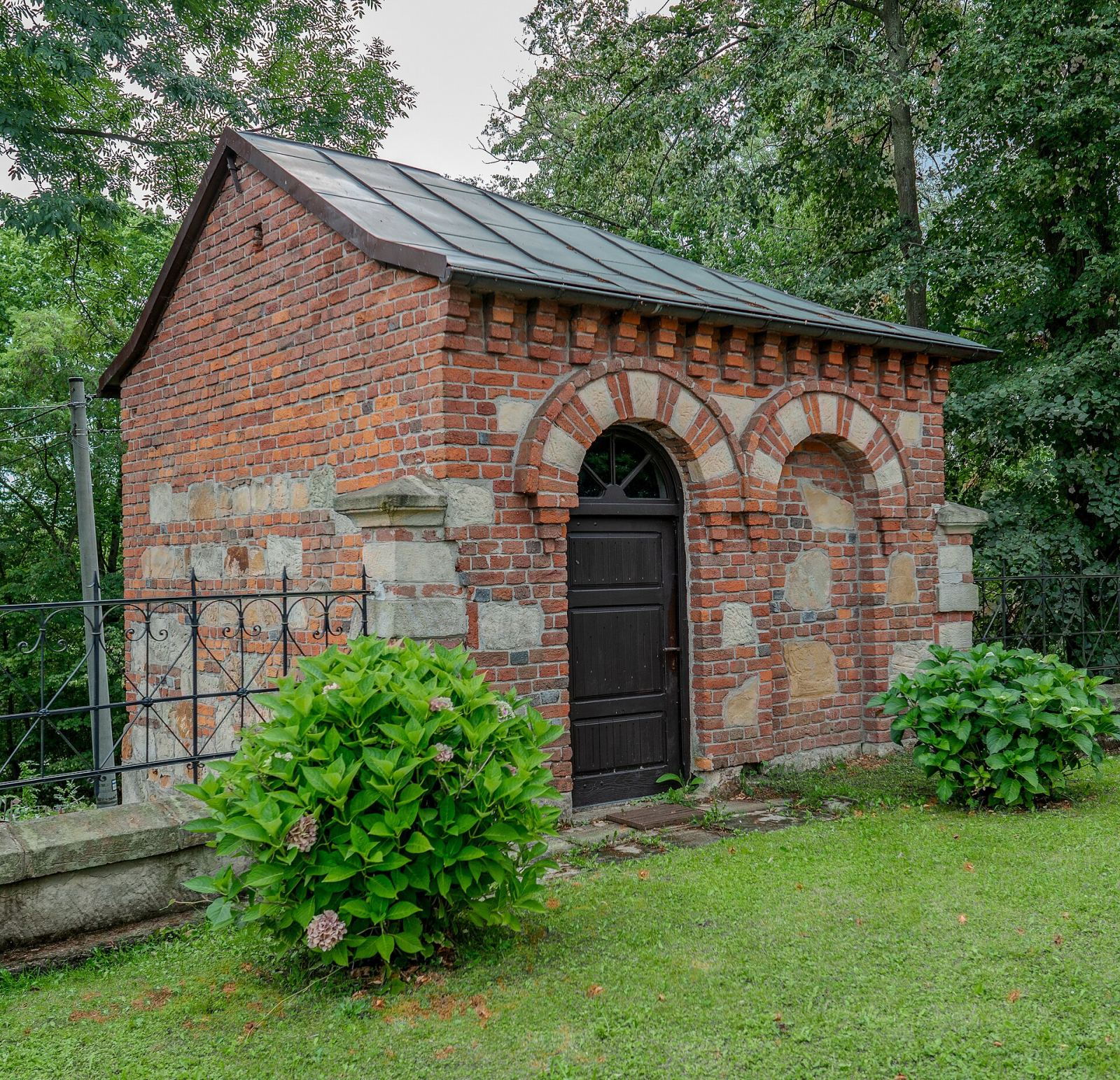 Ogrodzenie z kapliczkami, Bruśnik