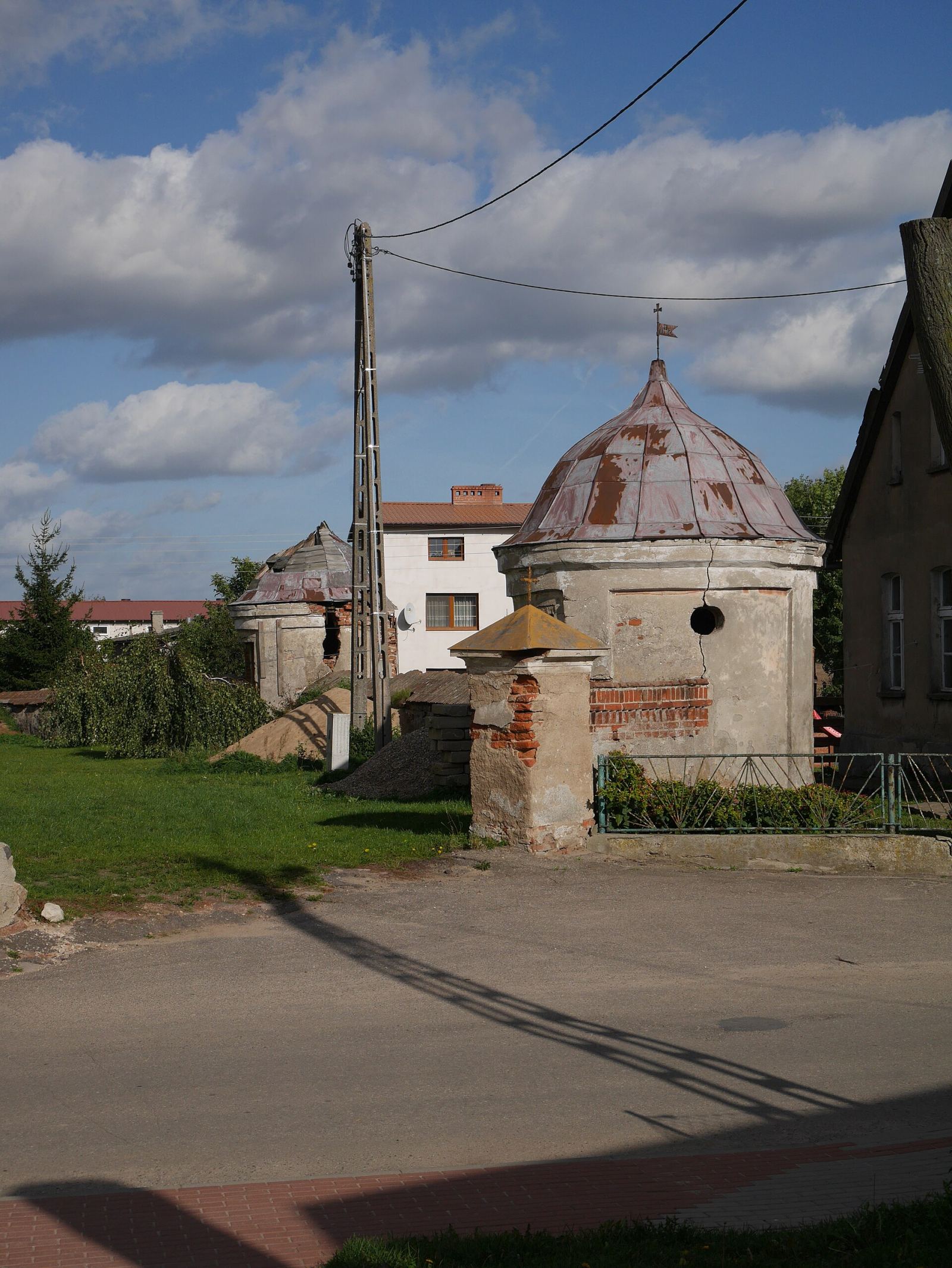 Ogrodzenie z 4 kapliczkami, bramami i furtkami, Grabowo