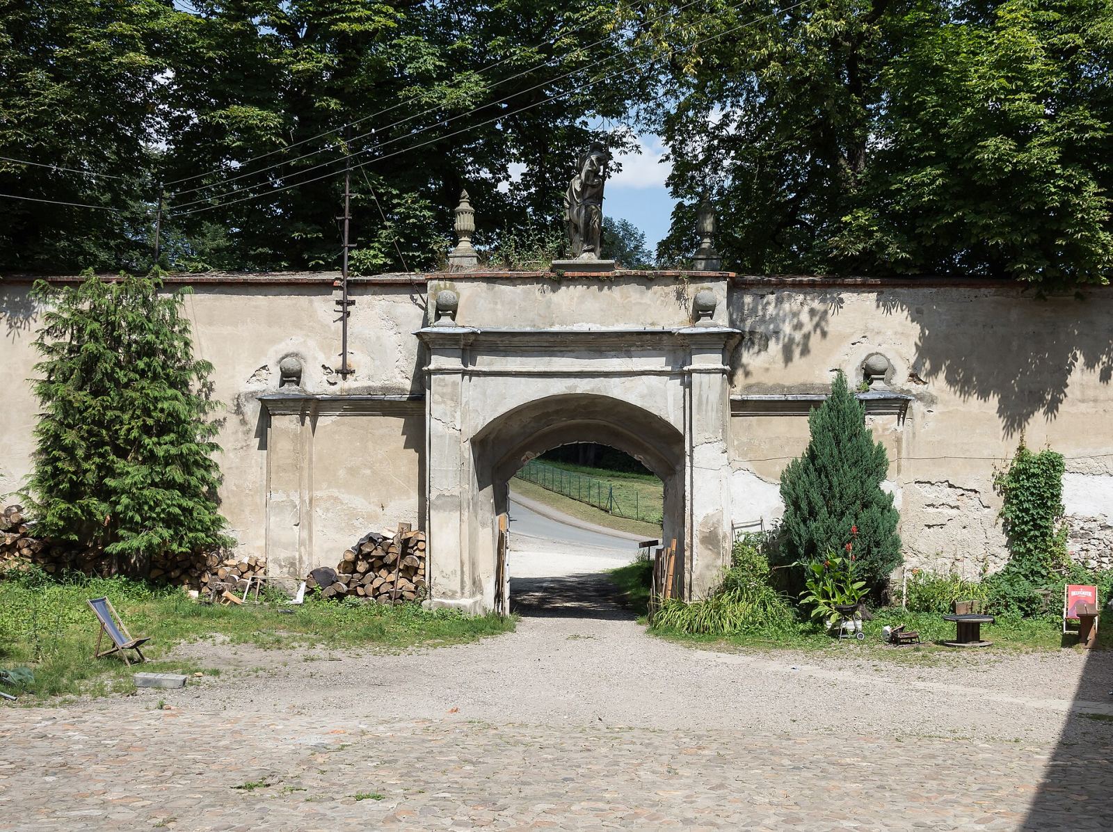 Ściana kurtynowa z bramą wjazdową, Gorzanów