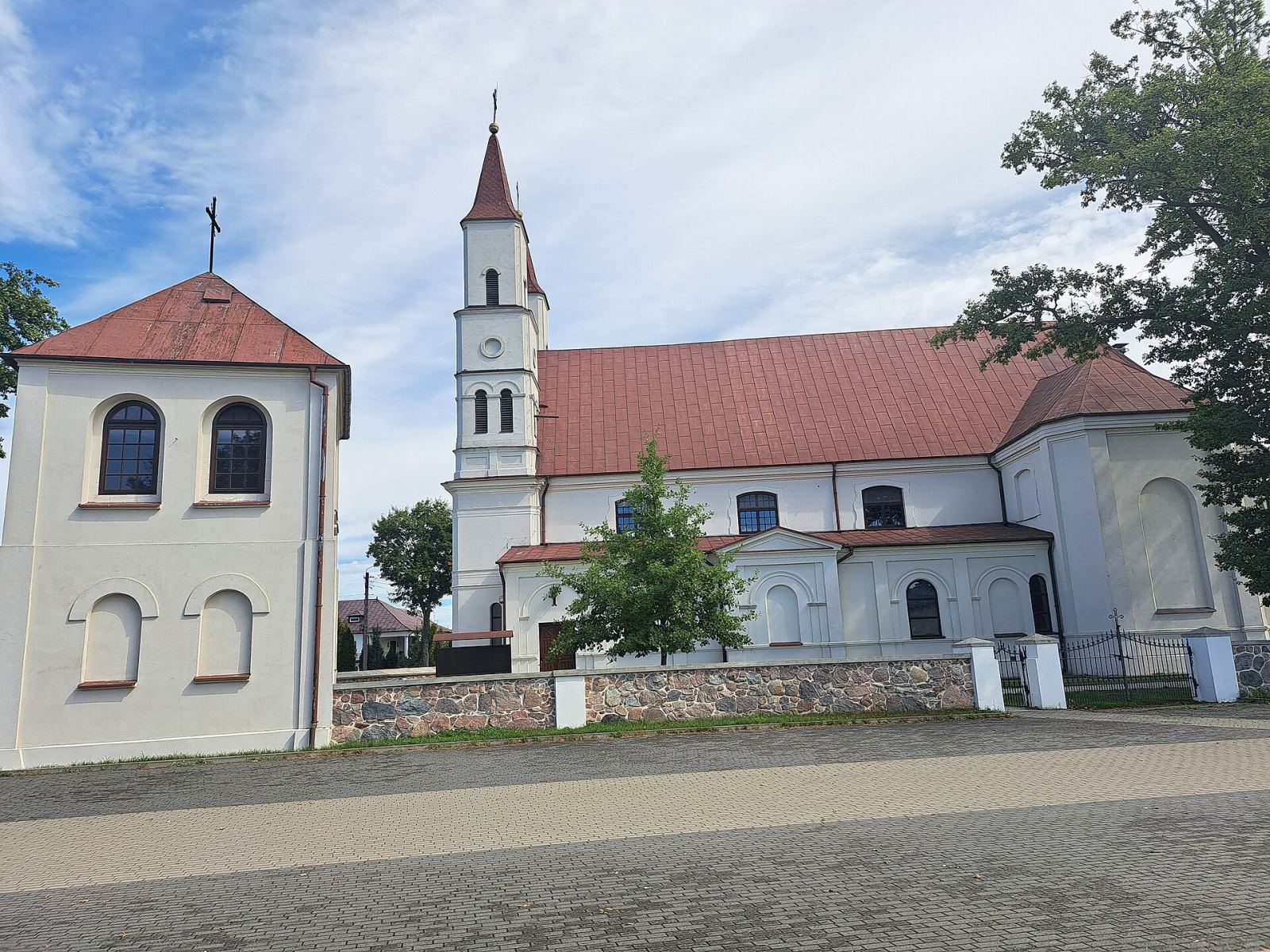 Zespół kościoła parafialnego pw. Matki Boskiej Szkaplerznej, Poręba Średnia