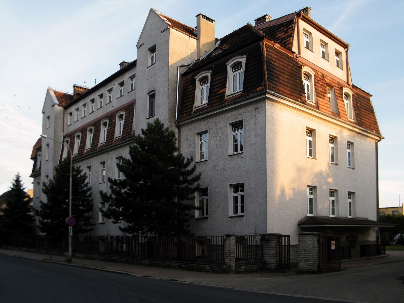 Sierociniec, ob. szpital psychiatryczny, Brzeg