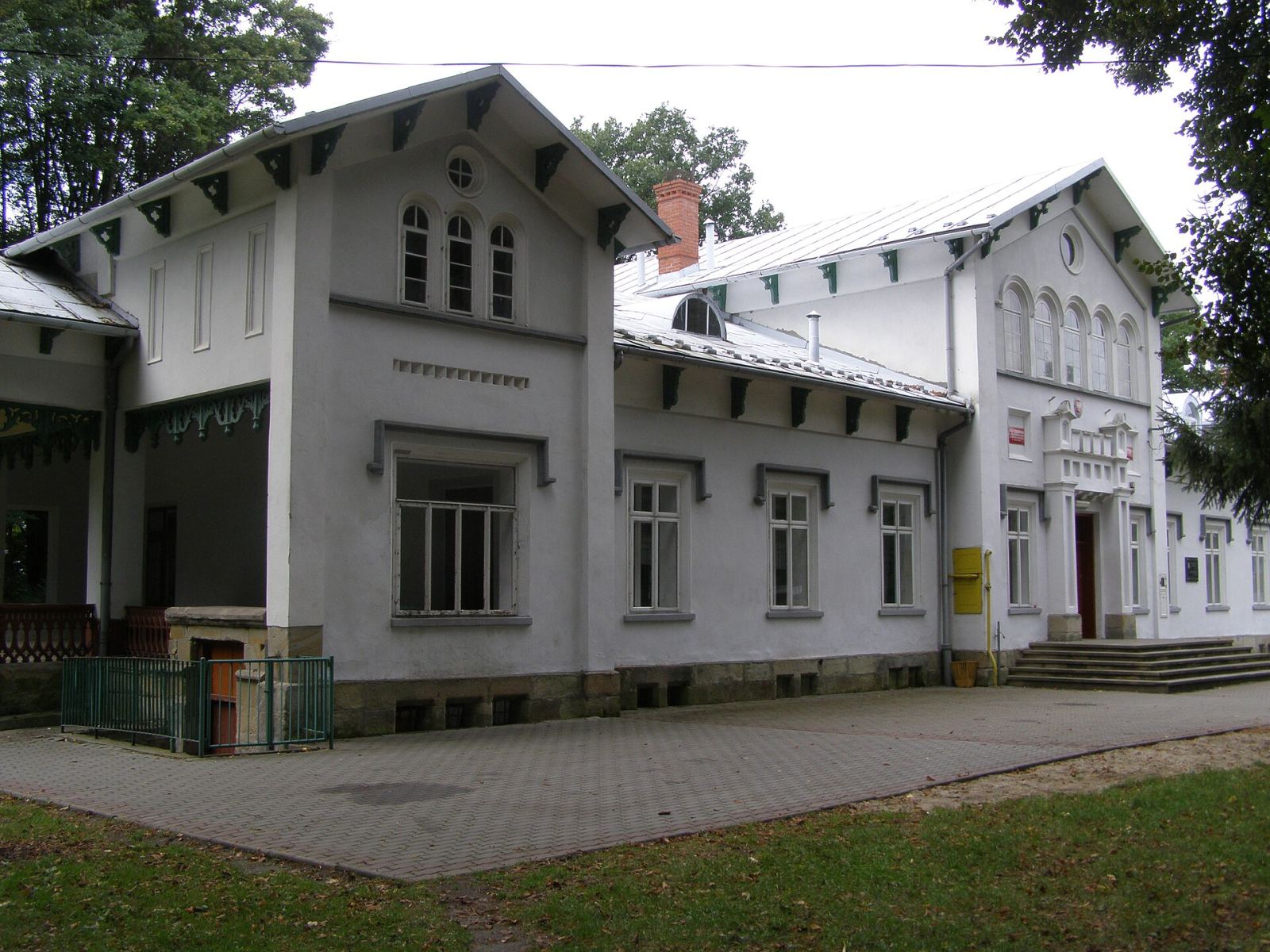Dwór, ob. szkoła podstawowa, Bratkówka