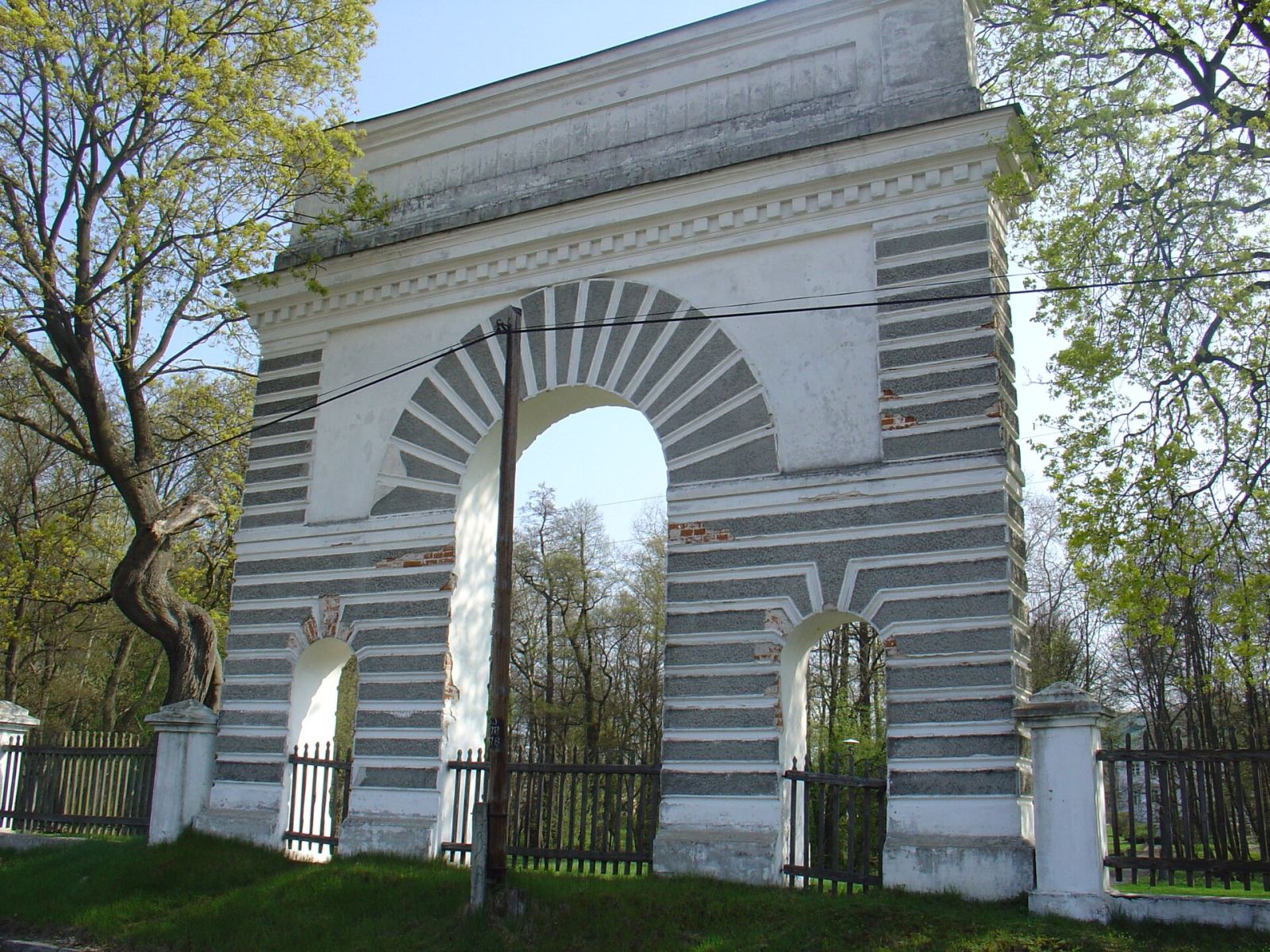 Łuk triumfalny, Gościeradów-Folwark