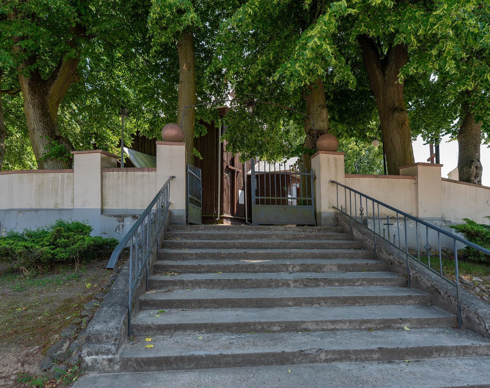 Ogrodzenie z bramą główną i furtkami, Lipa