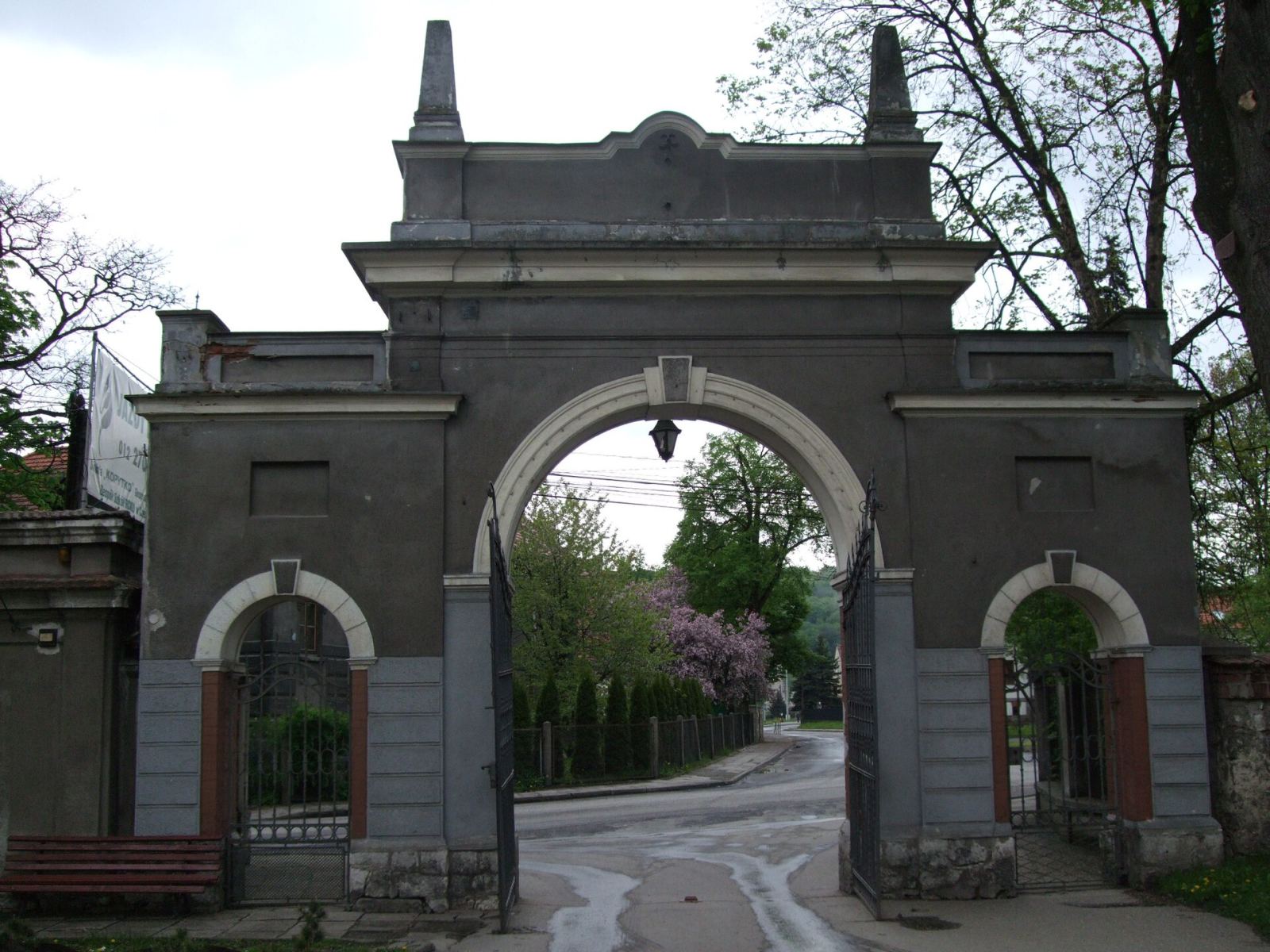 Ogrodzenie z bramą, Czernichów