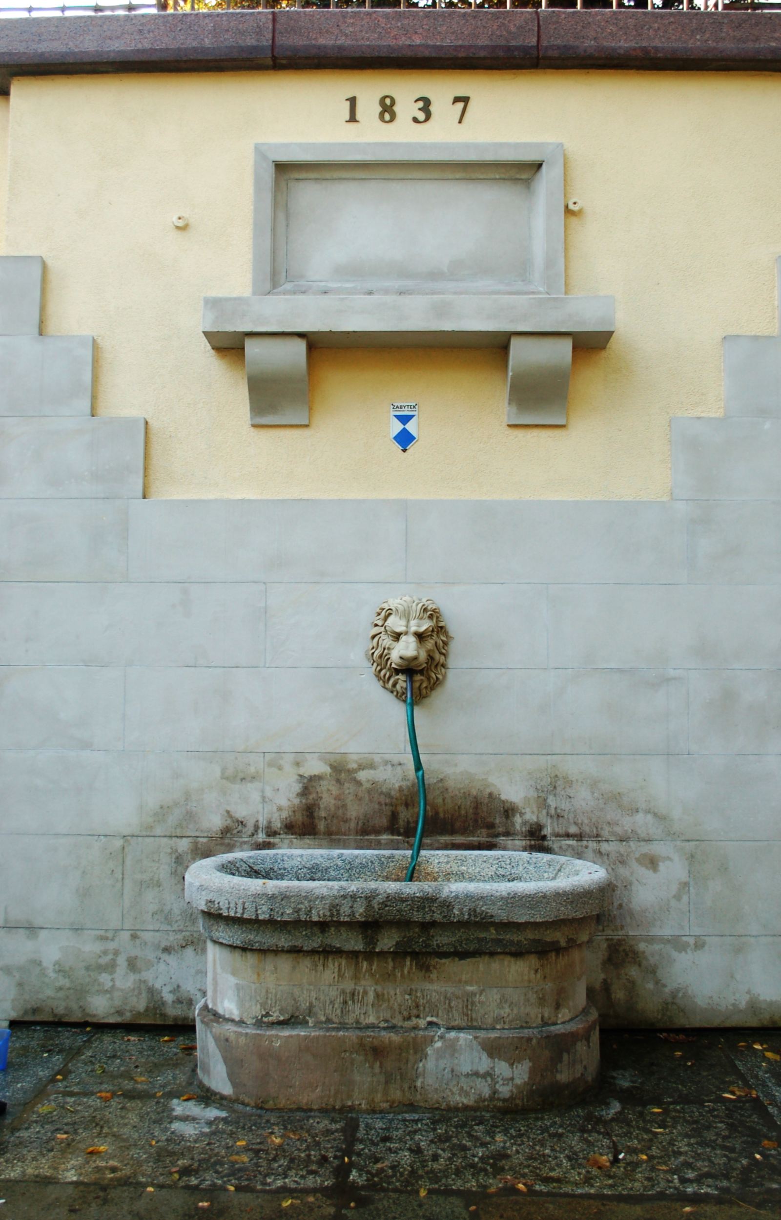 Obudowa źródła, Warszawa