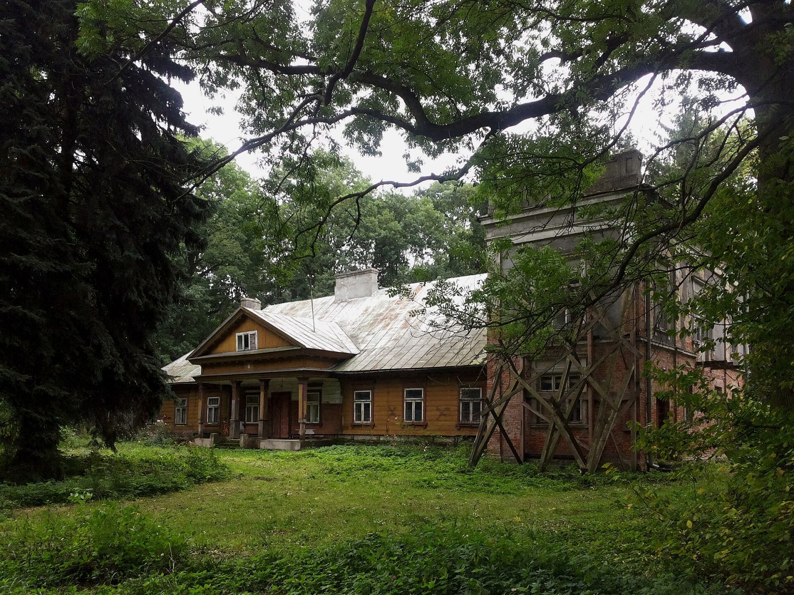 Zespół dworsko-parkowy, Ługów