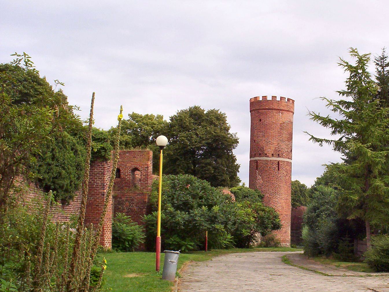 Pozostałości murów obronnych z 4 basztami (Sowią, Lodową, Prochową, Więzienną), Pyrzyce