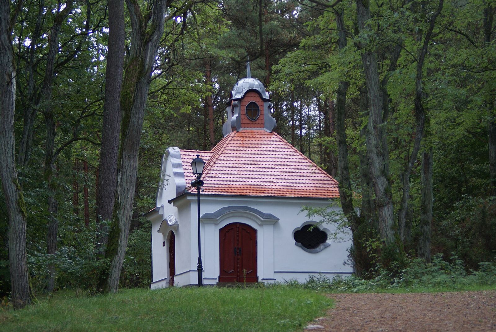 Kaplica Płaczących Niewiast, stacja VIII Drogi Krzyżowej, Wiele
