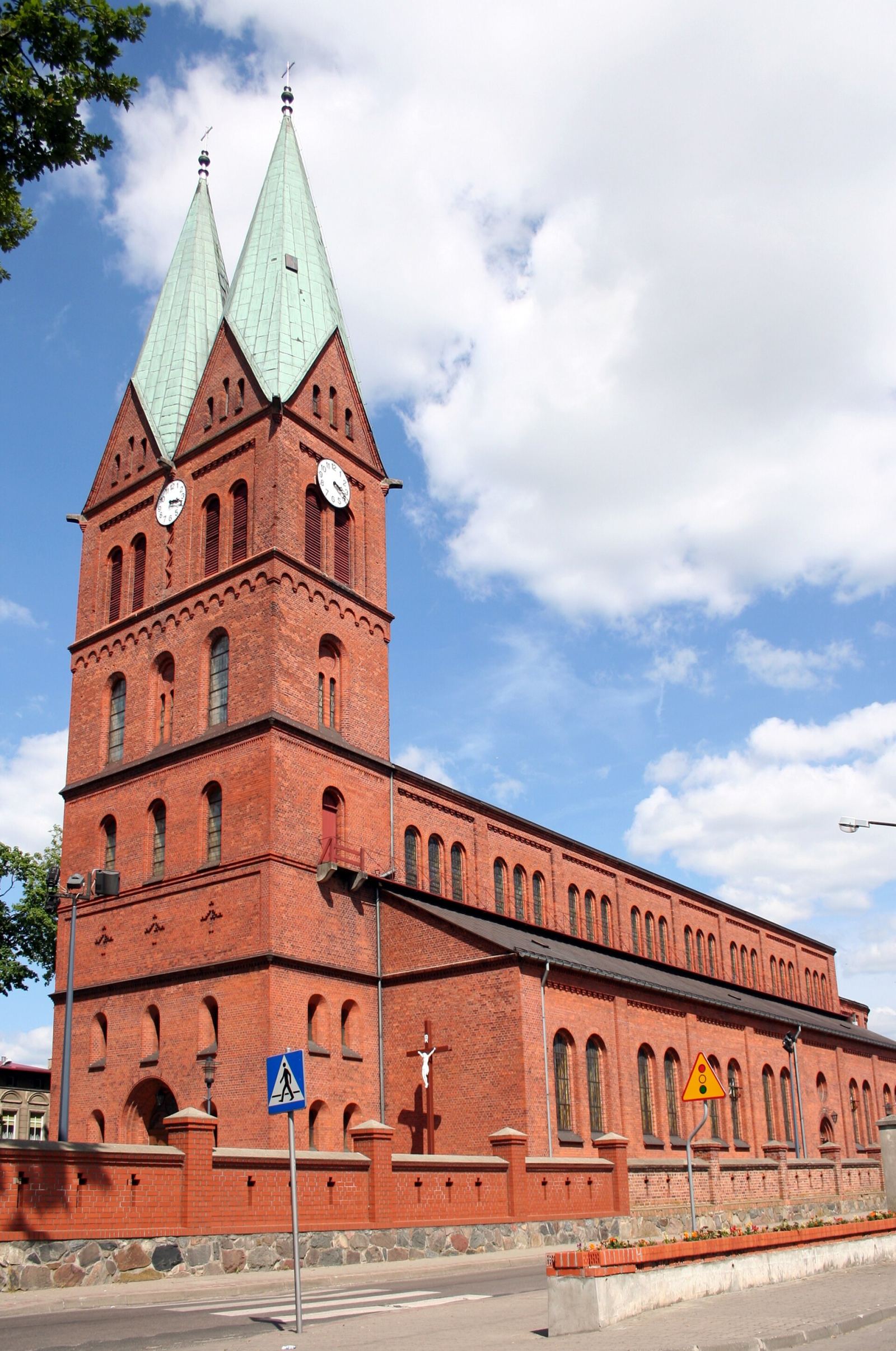 Kościół parafialny pw. Wszystkich Świętych, Brusy