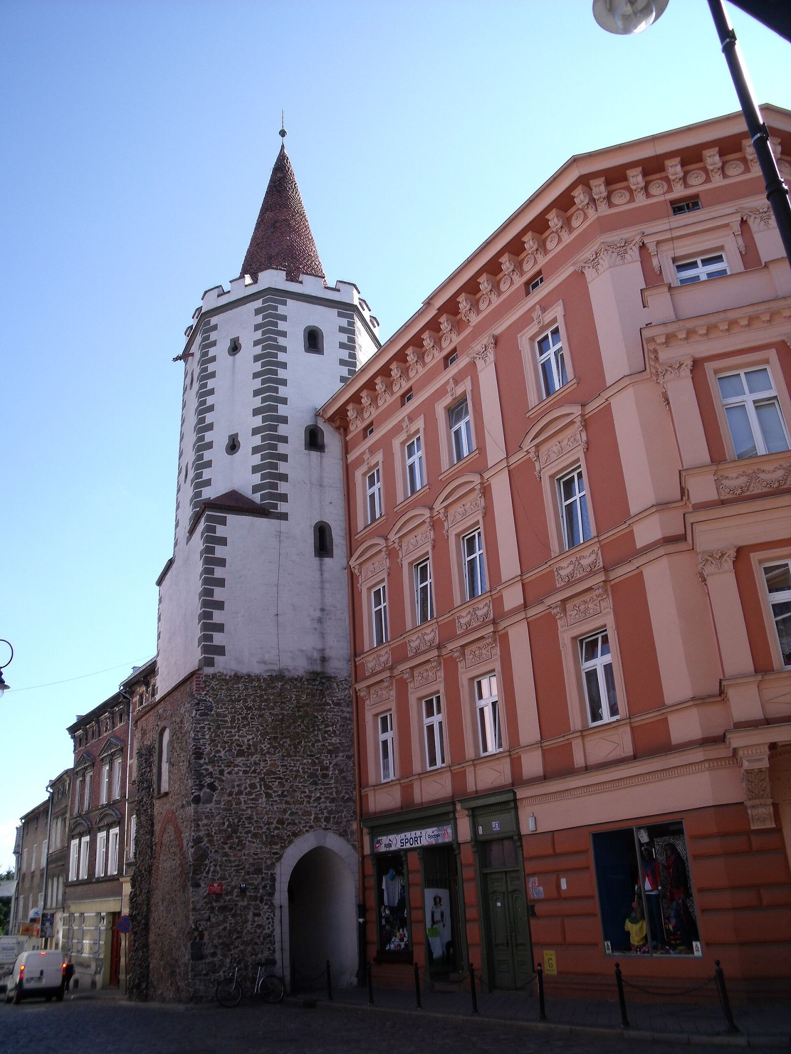 Brama Dolna, Prudnik