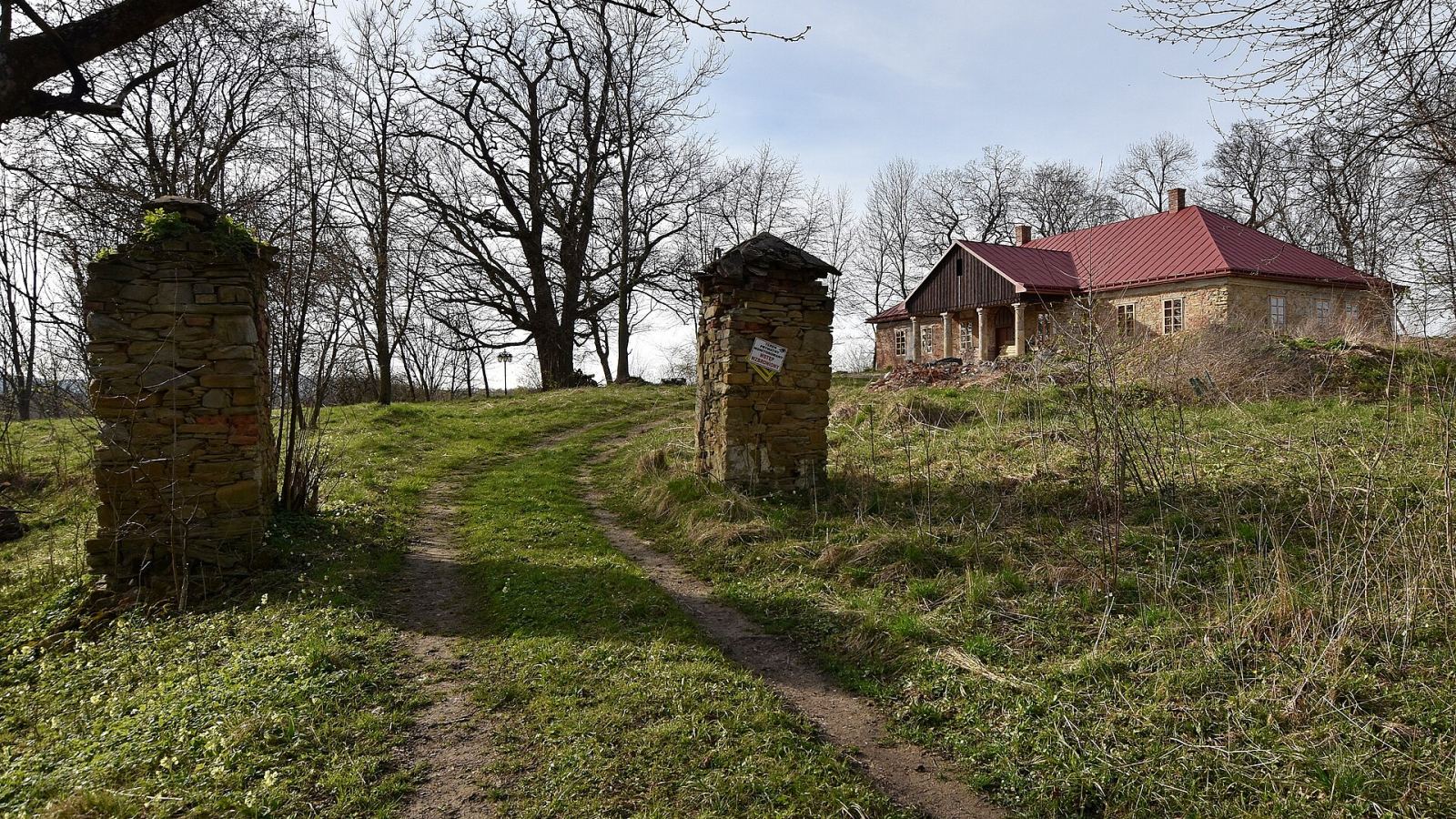 2 słupy bramy wjazdowej, Wrocanka