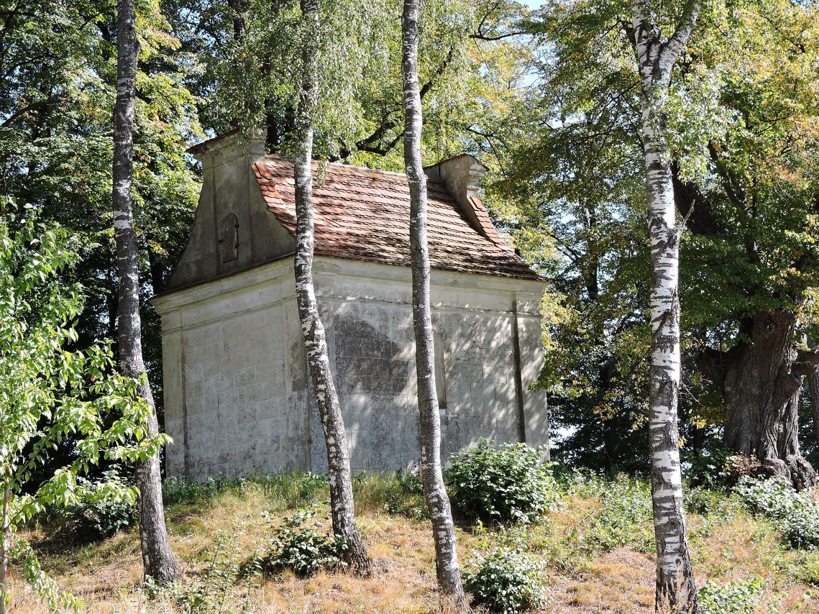 Kaplica cmentarna, Pogrodzie