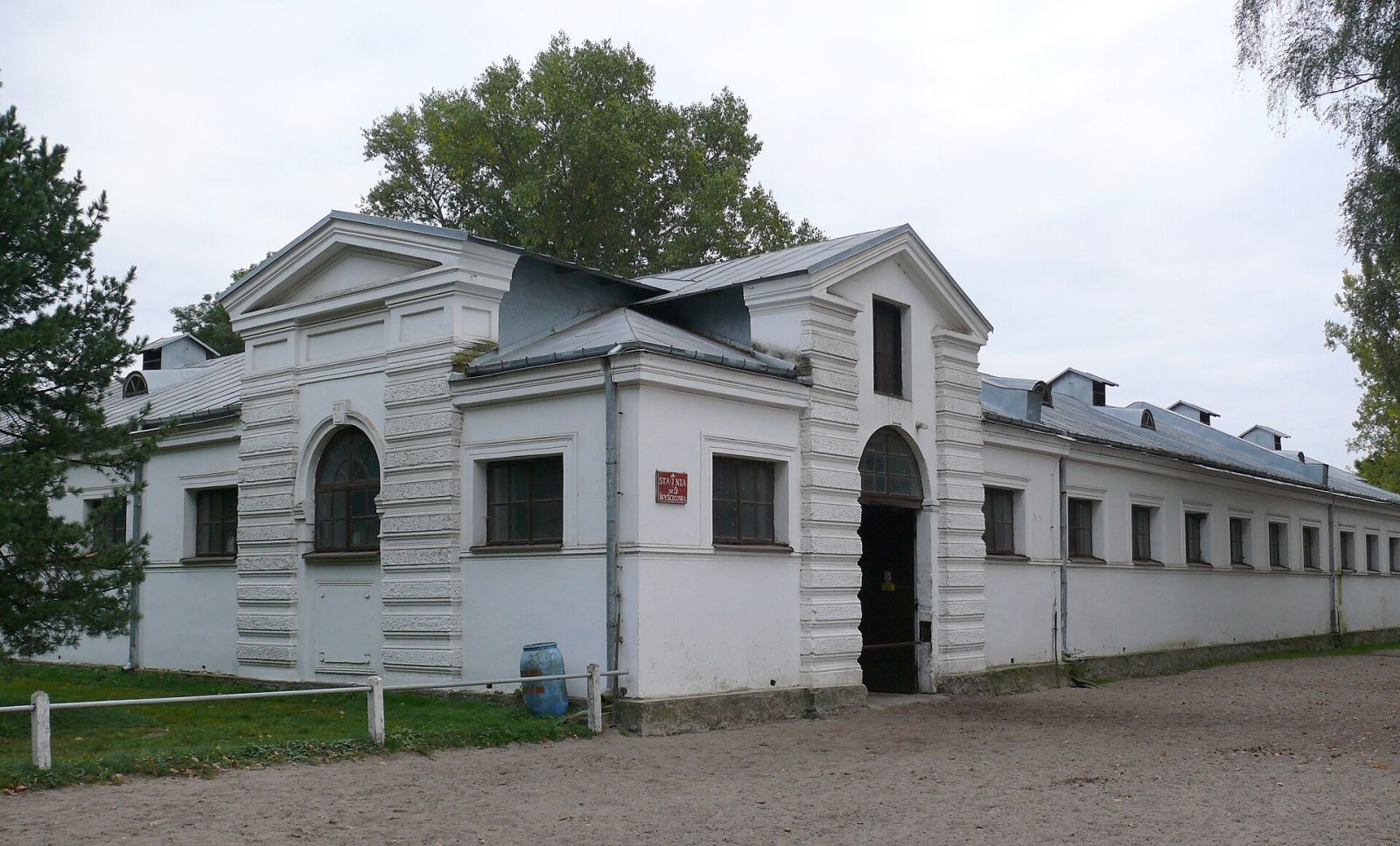 Stajnie zw. Woroncowską i wyścigową, Wygoda