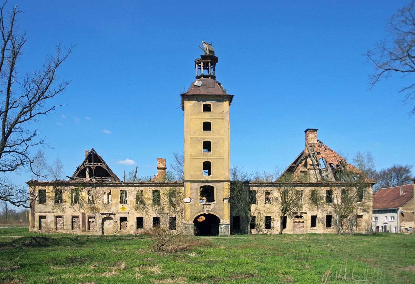 Pałac, Żarska Wieś