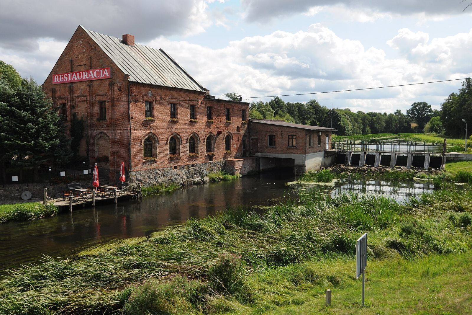 Młyn wodny, ob. elektrownia i restauracja, Poganice