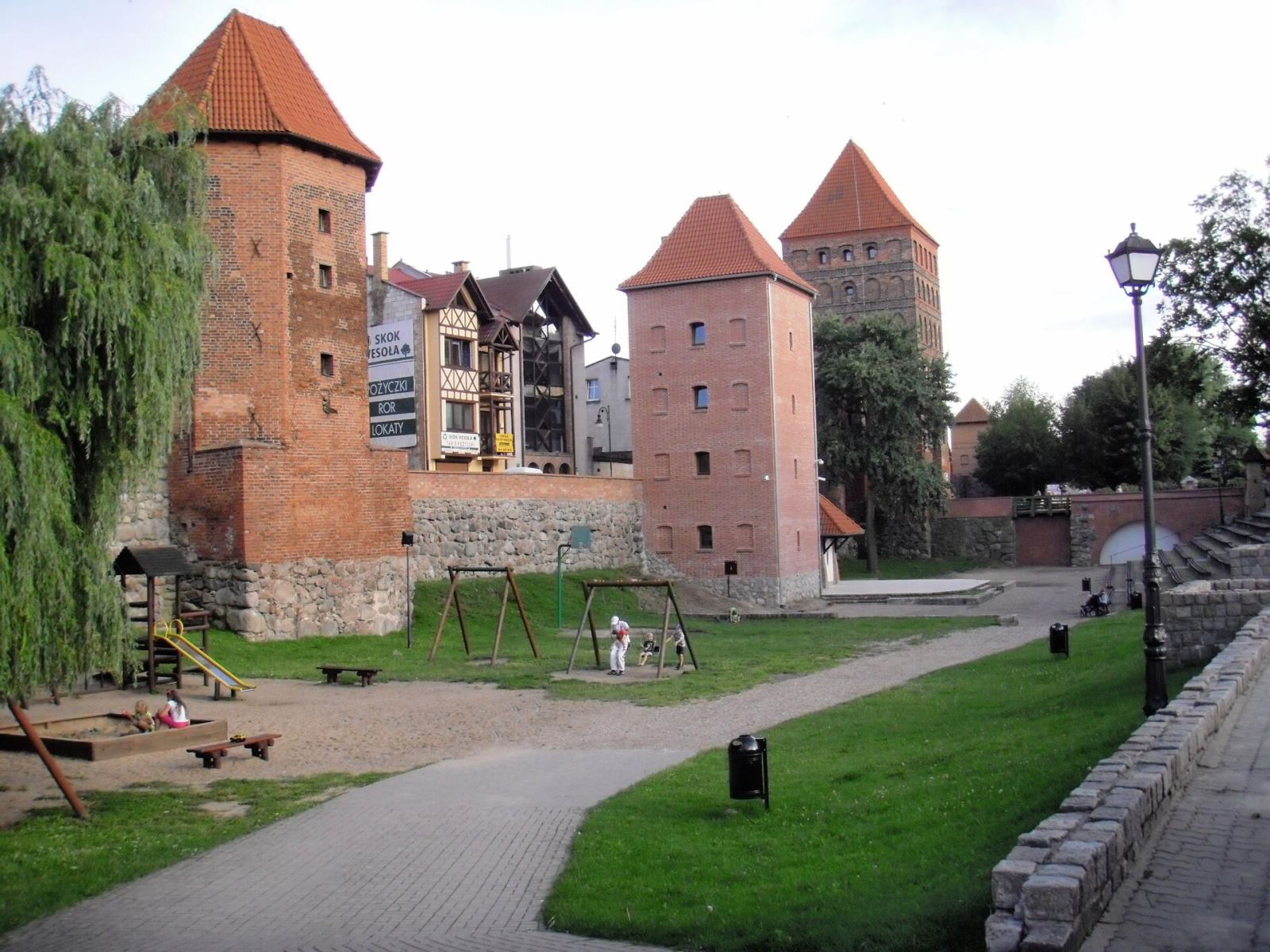Mury obronne z basztami, Chojnice