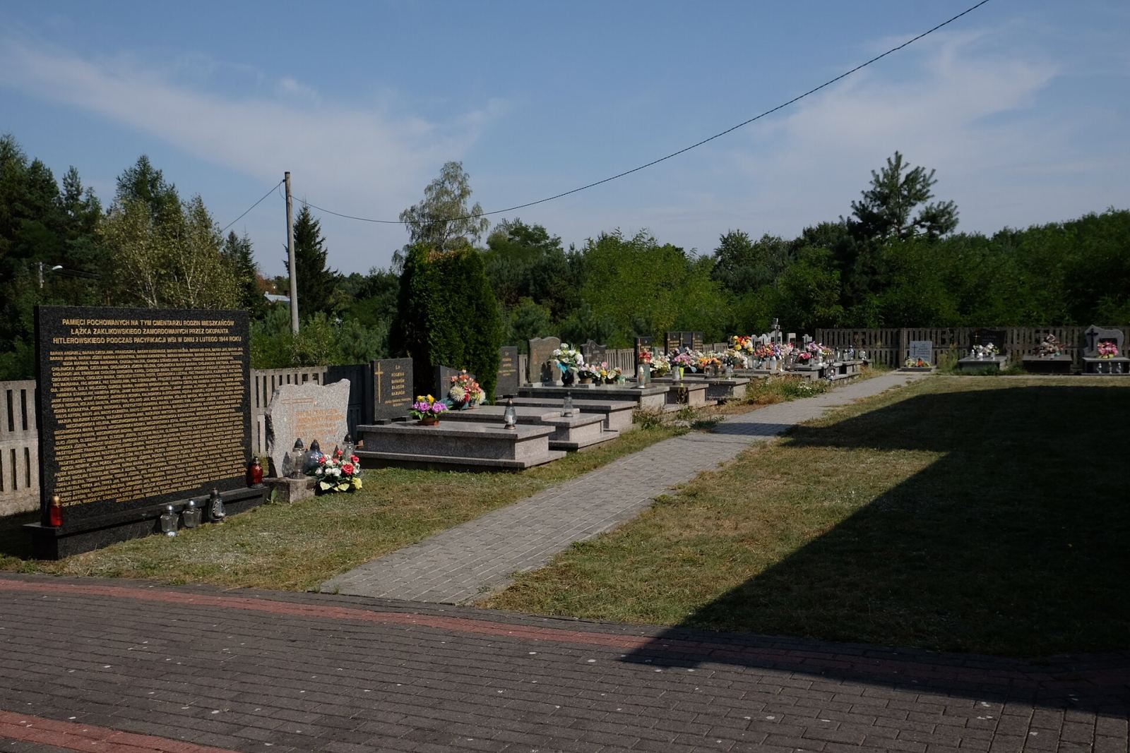 Cmentarz mieszkańców wsi z 1944 r., Łążek
