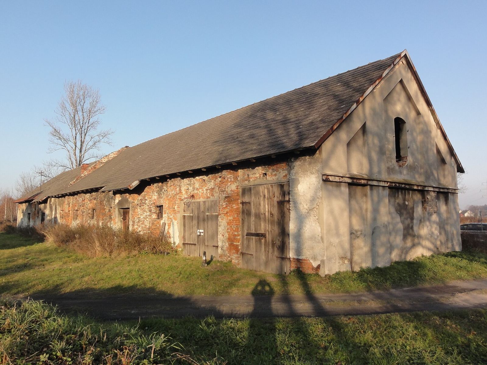 Stajnia folwarczna, Zbytków