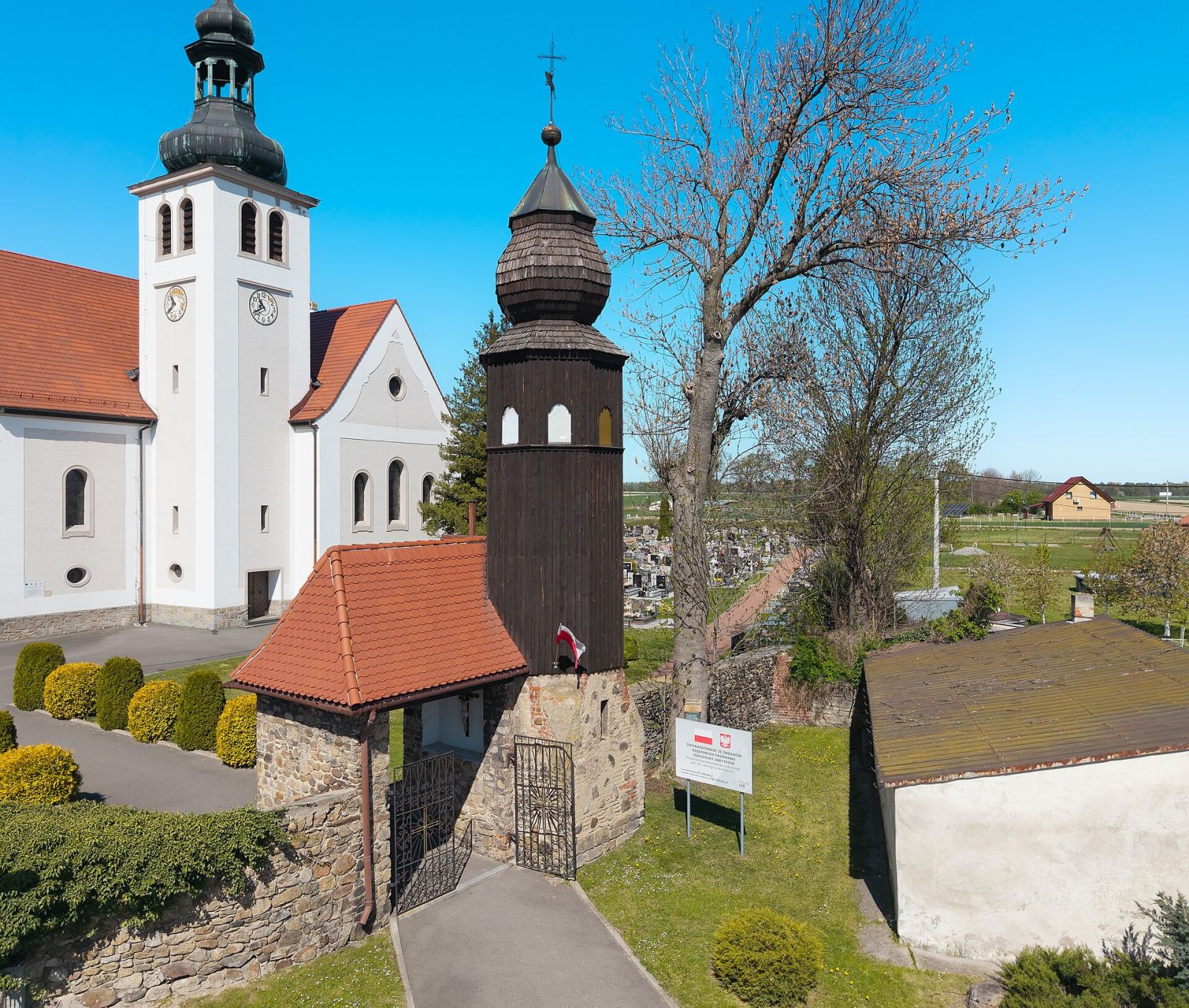 Mur z bramkami, Kamienica