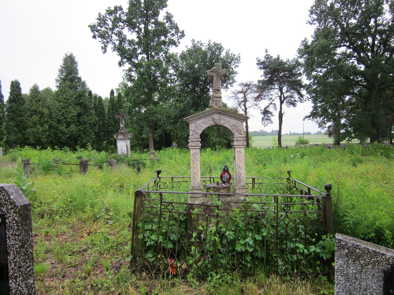 Fragment cmentarza rzymskokatolickiego, Dąbrowa Wielka
