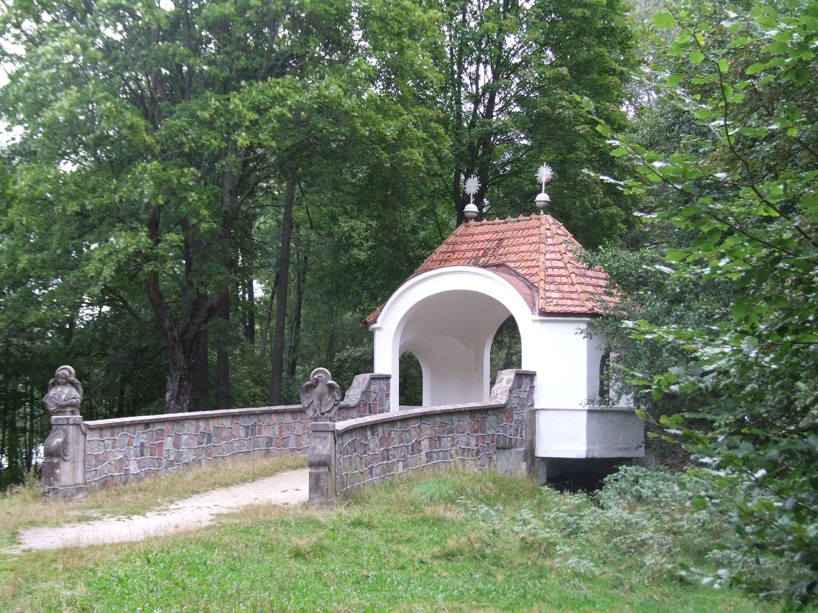 Kapliczka Nad Cedronem, Wiele