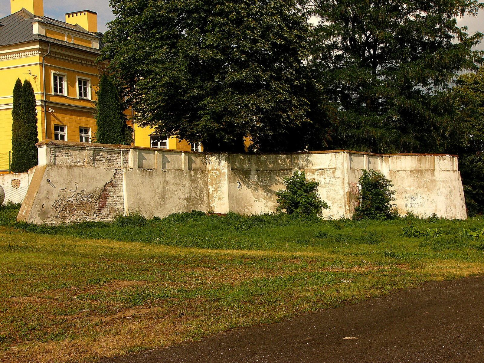 Mur oporowy, Strzyżów