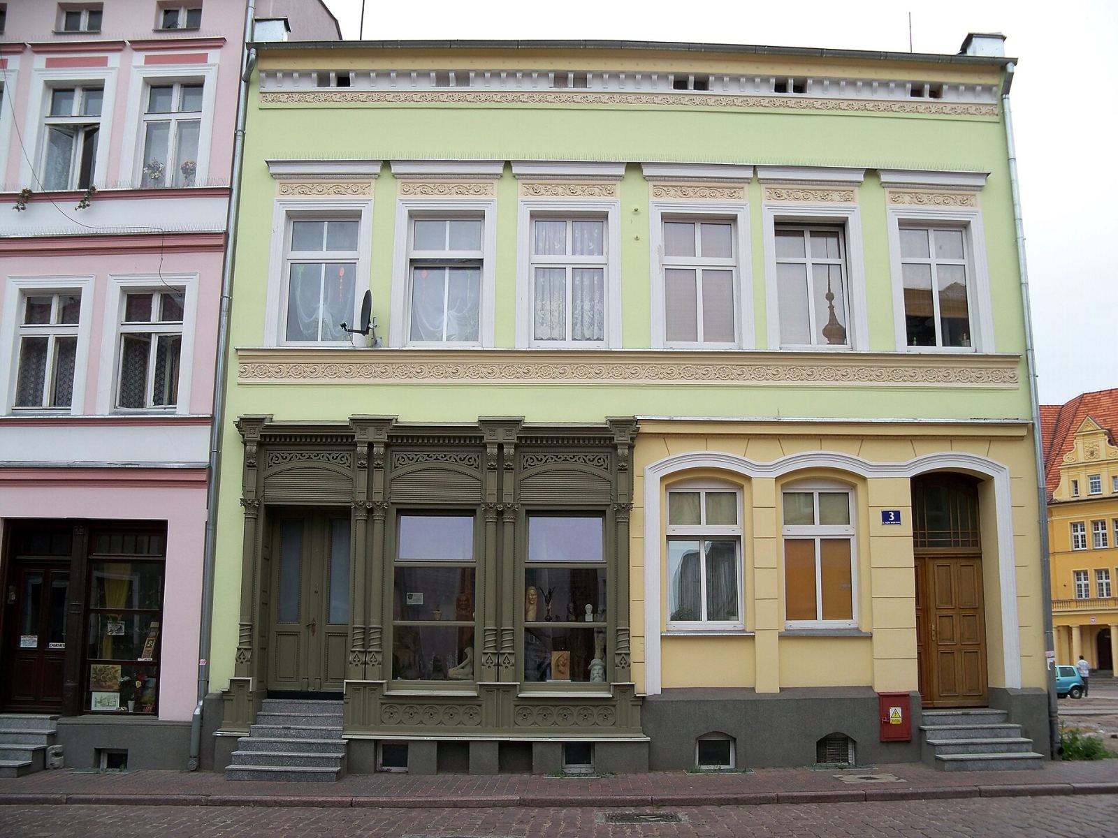 Dom z 2 oficynami, Białogard