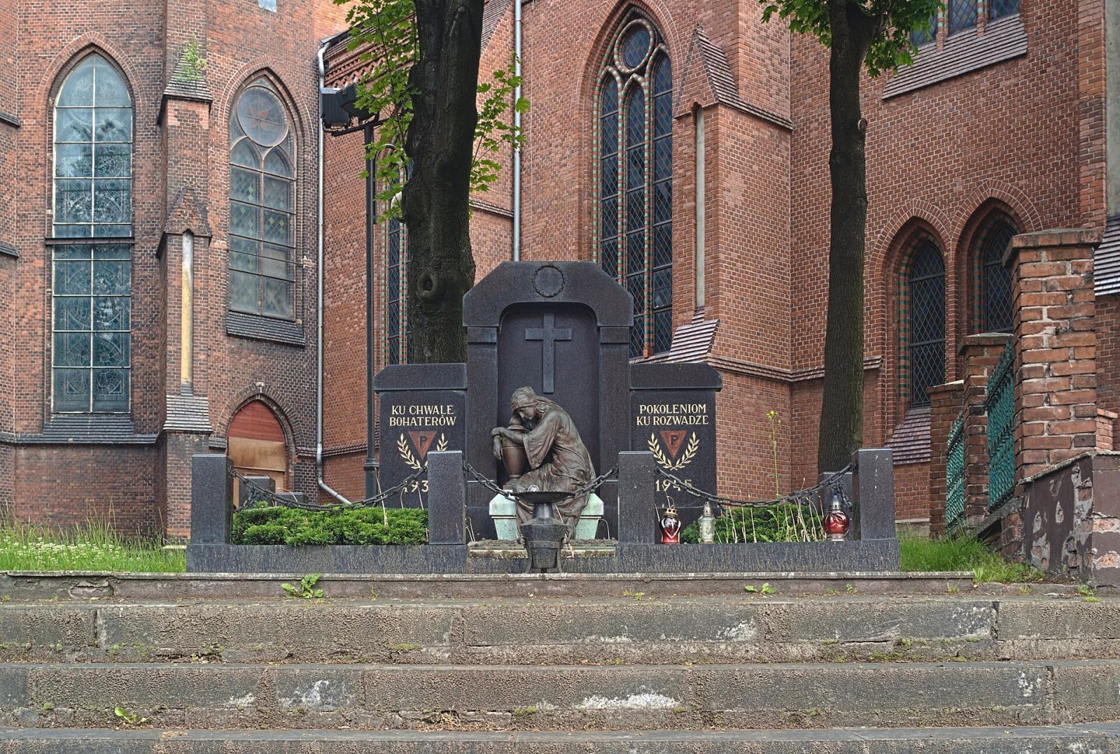 Pomnik - grób zbiorowy ofiar obozów w Auschwitz i Ravensbruck, Chorzów