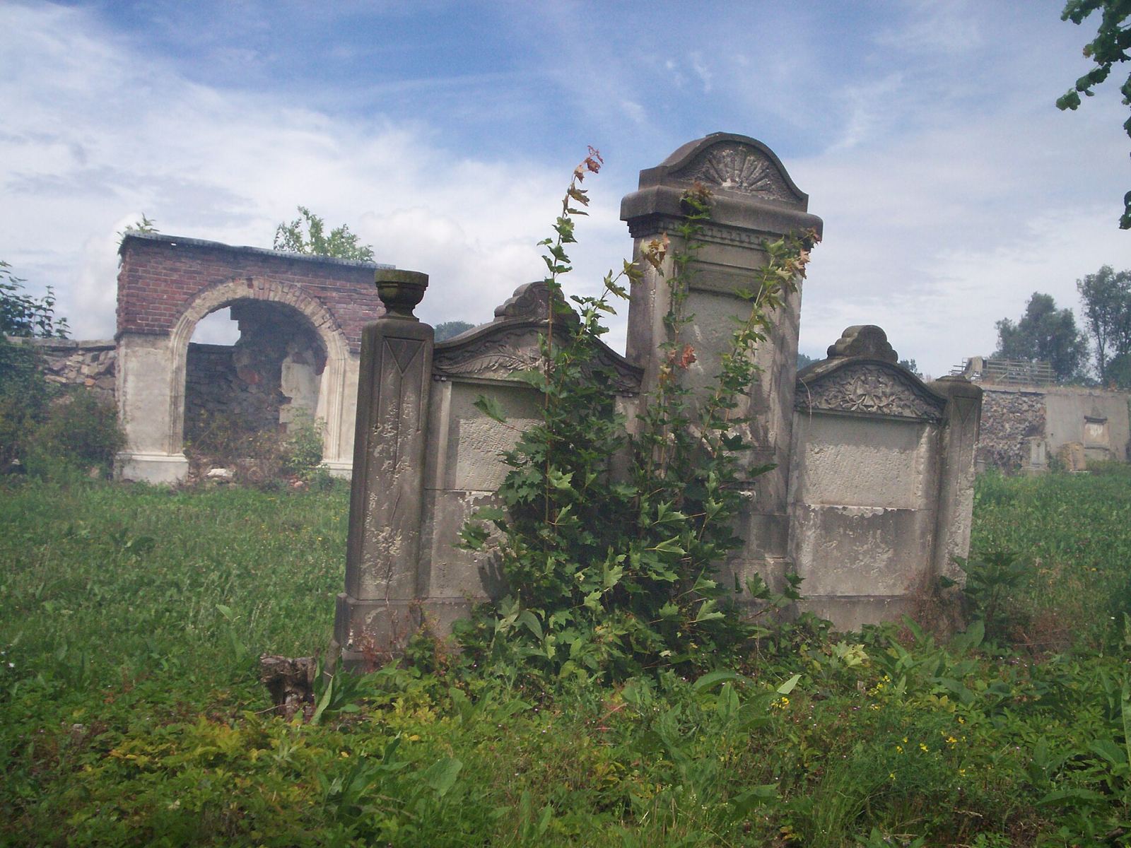 Przykościelny cmentarz rzymskokatolicki, Radomice