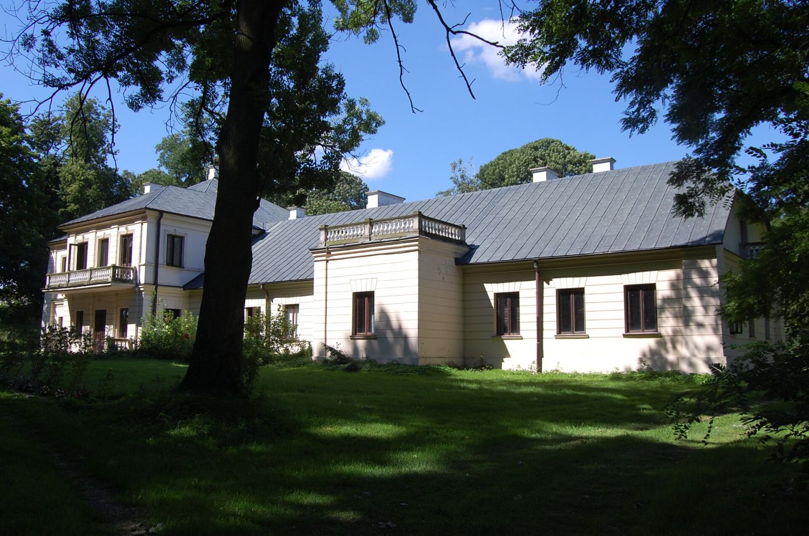 Zespół dworski, Palikije Drugie