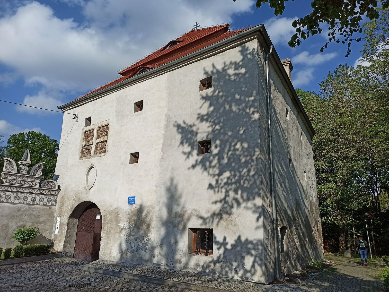 Budynek bramny, ob. spichlerz, Trzebina