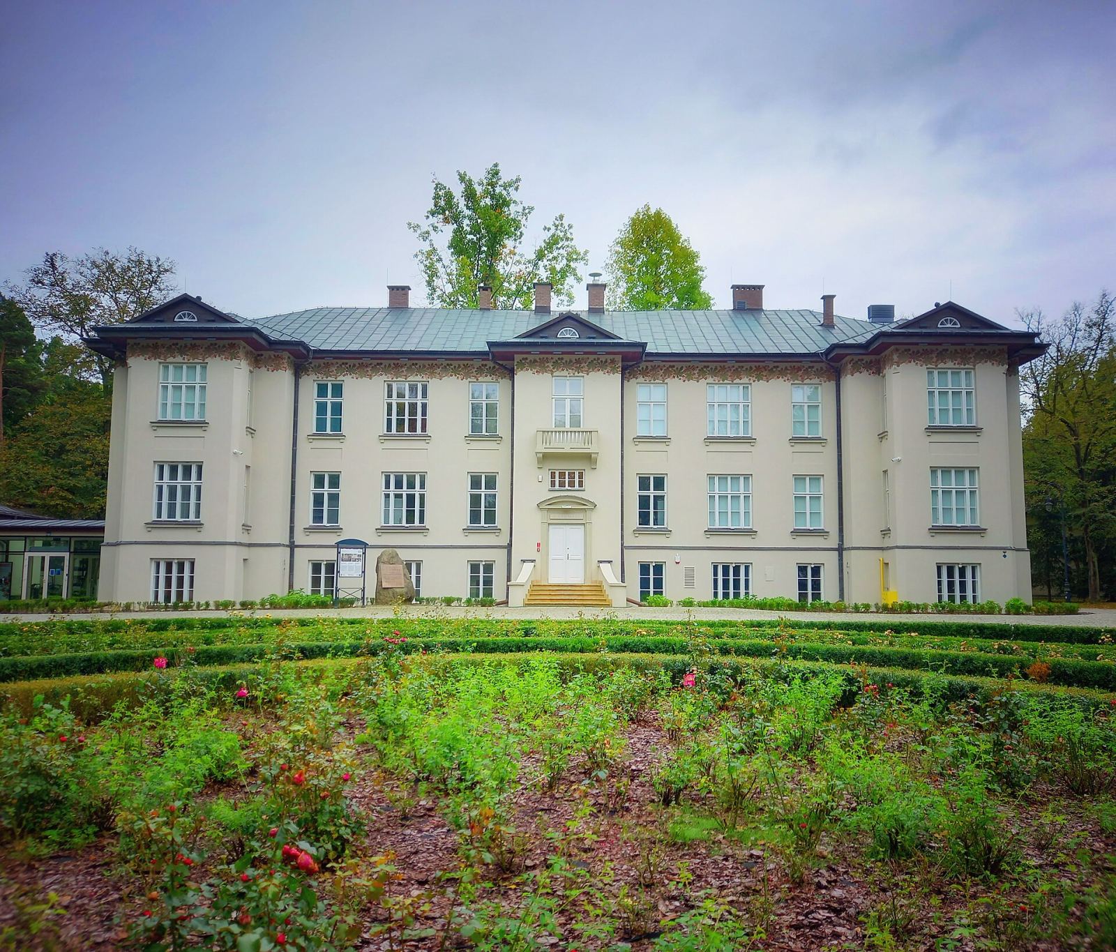 Budynek główny, d. sanatorium, Otrębusy