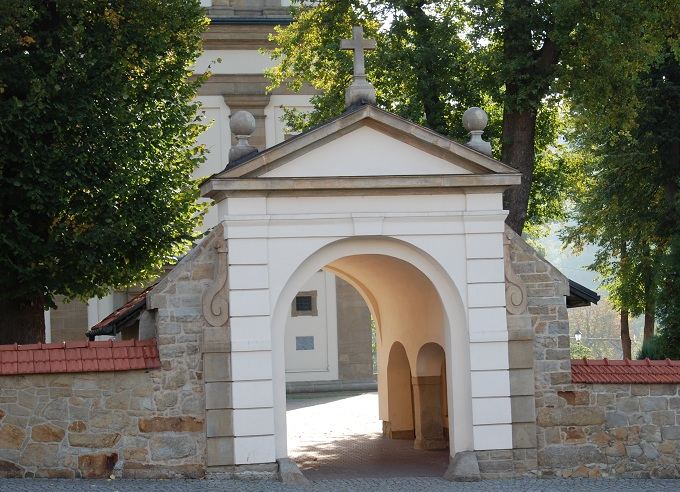 Ogrodzenie z 2 bramkami, Nowy Wiśnicz