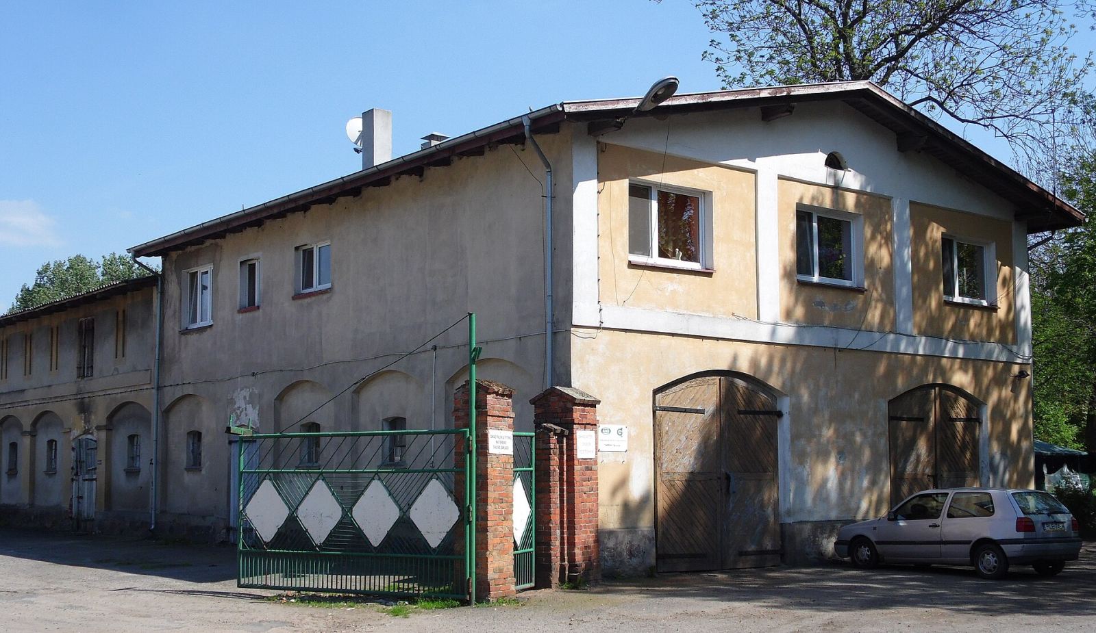 Stajnia, ob. magazyn i garaże, Drobnin